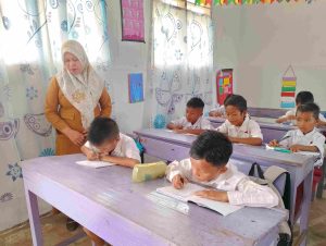 asesmen dilakukan melalui platform Google Form, yang telah disiapkan secara khusus oleh guru kelas. Sementara itu, siswa kelas 5 dan 6 menjalani ujian menggunakan aplikasi Quizizz. Platform ini memberikan pengalaman berbeda karena menghadirkan elemen gamifikasi yang meningkatkan antusiasme siswa