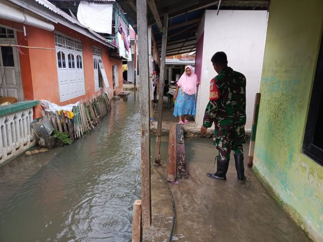 
					Wujud Perhatian Babinsa Pantau Lokasi rawan Banjir di Wilayah Binaan