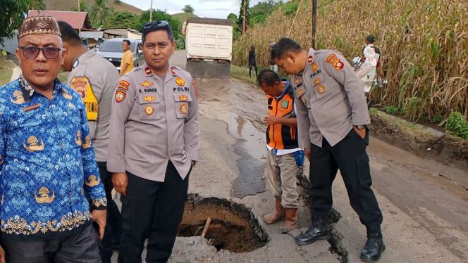 
					Camat dan Kapolsek Anggrek Tinjau Jalan Rusak di Desa Putiana