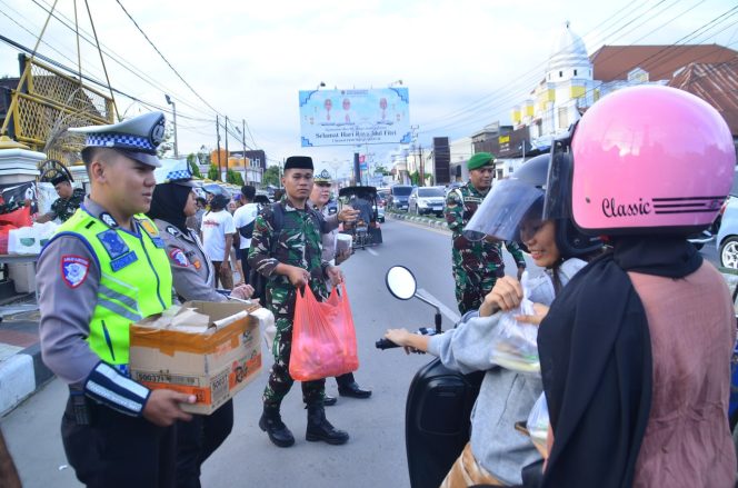 
					Kolaborasi TNI-Polri Berbagi Takjil Ramadan Gratis