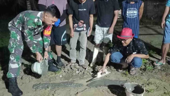 
					Serma Andri Ikut Gotong Royong Bangun Jalan Desa di Iloheluma