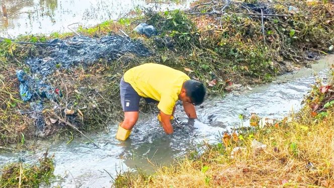 
					Al-Ghazali dan Camat Tibawa Bersama Warga Gotong Royong Bersihkan Saluran Air di Isimu