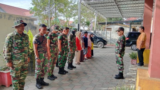 
					TNI Bersama Aparat Desa Gotong Royong Bersihkan Saluran Air