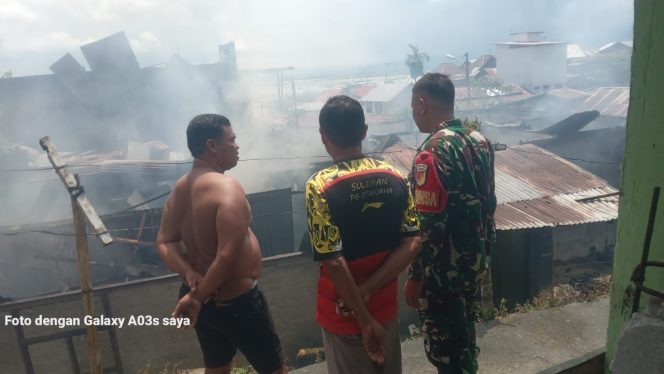 
					Babinsa Bantu Padamkan Kebakaran Rumah Warga Kelurahan Dembe