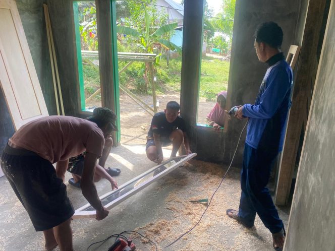 
					Pemasangan Pintu Rumah Rustam Didipu oleh Satgas TMMD ke-124 di Desa Ombulodata