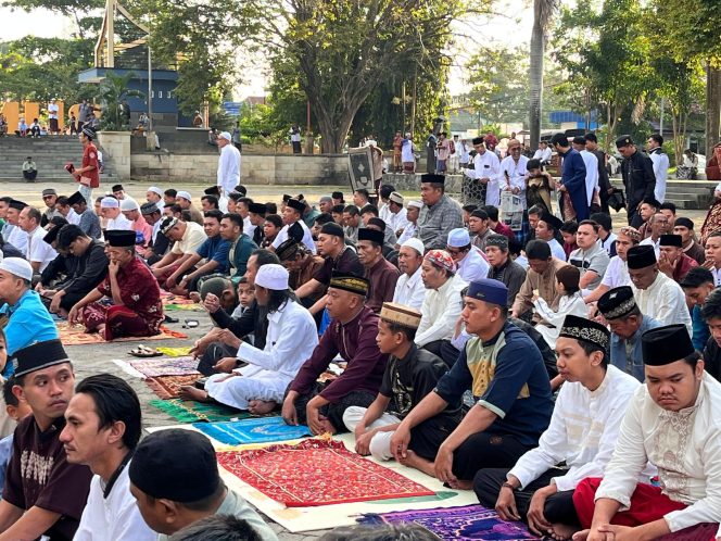 
					Dandim 1304/Gorontalo Berjamaah Sholat Idul Adha Bersama Ribuan Warga Kota Gorontalo