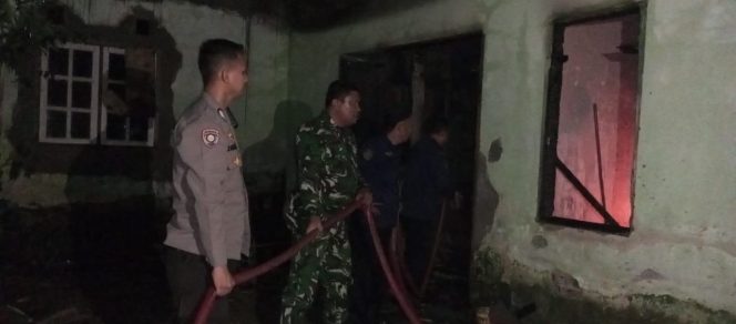 
					Sigap, Babinsa Bantu Padamkan Kebakaran Rumah Warga Binaan