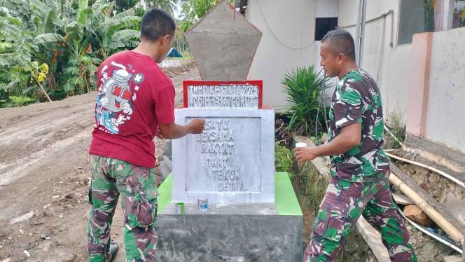 
					Babinsa Kwandang Kopda Jefri Samana Rampungkan Pengecatan Tugu TMMD