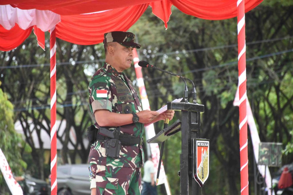 Pangdam XIII/Merdeka, Mayjen TNI Suhardi, S.I.P., saat memberikan amanat di Upacara Penutupan TMMD ke-124 di Lapangan Kantor Bupati Gorontalo Utara.