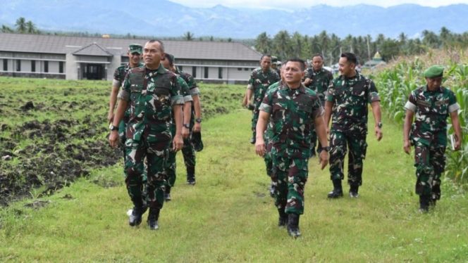 
					Danrem 133/NW Dampingi Pangdam XIII/Merdeka Tinjau Kesiapan Pra-Marshaling Area Bangunan Secaba Gorontalo