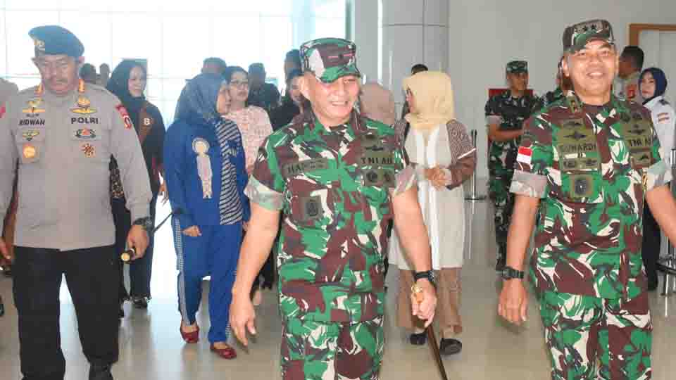Danrem 133/NW Brigjen TNI Hardo Toga Sambut Kedatangan Pangdam XIII/Merdeka Mayjen TNI Suhardi di Gorontalo