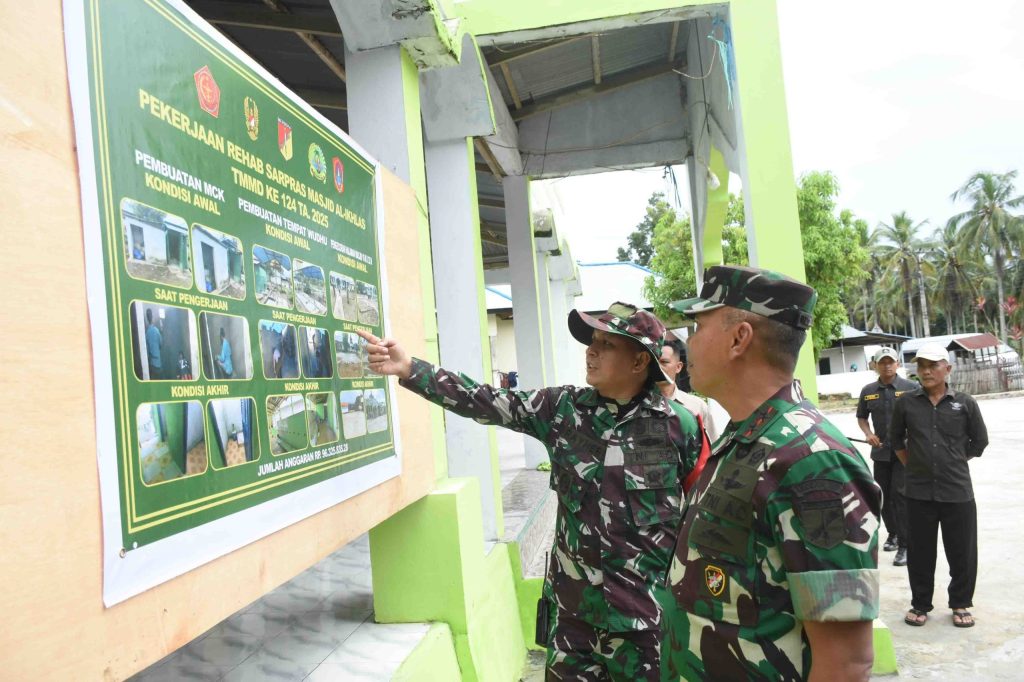 Pangdam XIII/Merdeka meninjau Masjid Al-Ikhlas yang baru selesai direhabilitasi sebagai bagian dari kegiatan TMMD.
