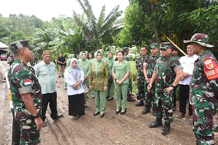 Pangdam XIII/Merdeka, Mayjen TNI Suhardi, S.I.P., bersama rombongan meninjau proyek peningkatan jalan tani di Desa Ombulodata, Gorontalo Utara.