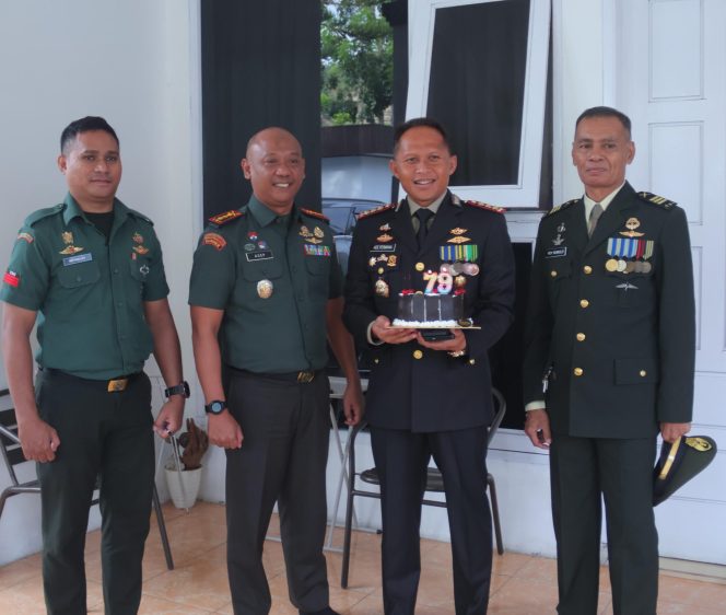 
					Dandim 1304/Gorontalo Berikan Kejutan HUT Bhayangkara Untuk Kapolresta Gorontalo