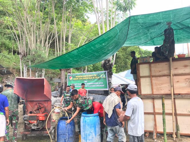 
					Penuhi Kebutuhan Air Bersih, TNI Gotong Royong Pembuatan Bak Penampungan Air