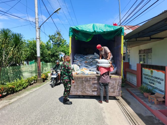 
					Pastikan Tepat Sasaran, Babinsa Koramil 01/Kota Utara Dampingi Pendistribusian Bantuan Pangan Beras