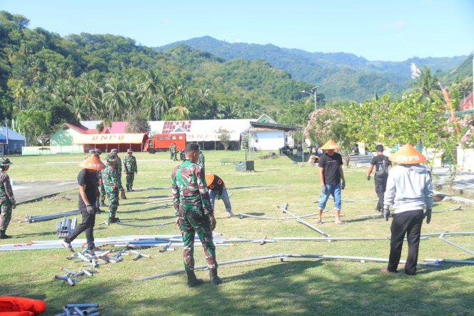 
					Menjelang Upacara Pembukaan TMMD, Satgas Pra-TMMD Kodim 1304/Gorontalo Bersihkan Lapangan Upacara
