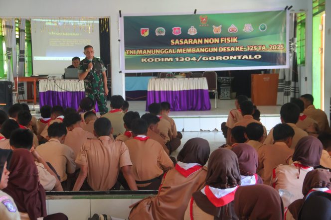 
					Kodim 1304/Gorontalo Gelar Penyuluhan Bela Negara dan Wawasan Kebangsaan dalam TMMD Ke-125 TA. 2025 di SMPN 1 Kabila Bone   