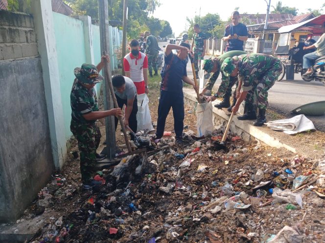 
					Babinsa Koramil 04/Tapa Gelar Kerja Bakti Bersama Warga, Wujudkan Lingkungan Bersih dan Sehat