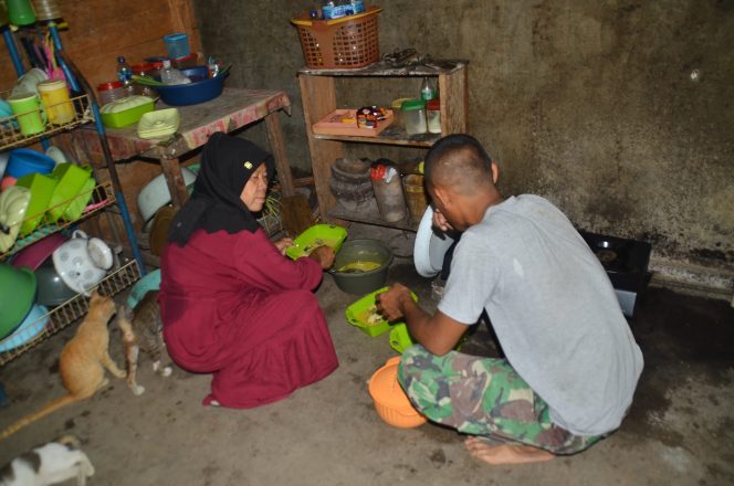 
					Terlihat Akrab, personil Satgas TMMD Kodim 1304/Gorontalo Bantu Warga Masak Di Dapur