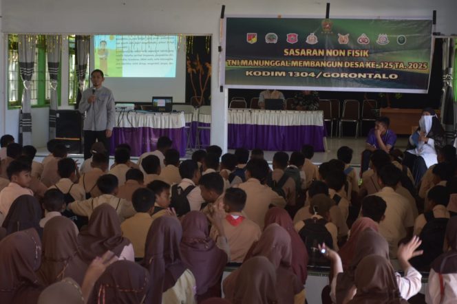 
					Satgas TMMD ke-125 Kodim 1304/Gorontalo Gelar Penyuluhan Pendidikan di SMPN 1 Kabila Bone   