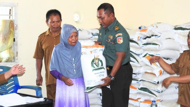 
					Lettu Inf Ida Bagus Pujana Bersama Pemdes Posso Salurkan Bantuan Beras Pemerintah