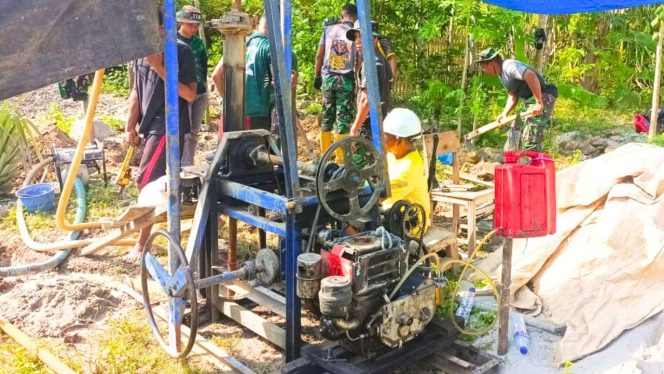 
					Gotong Royong Warga dan TNI Bangun Bak Air di Lokasi TMMD ke-125 Gorontalo