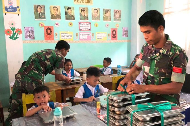
					Babinsa Bantu Distribusi Makanan Bergizi di Sekolah Pohuwato