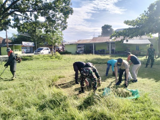 
					Karya Bakti TNI dan Masyarakat Bersihkan Lapangan Desa Bersama