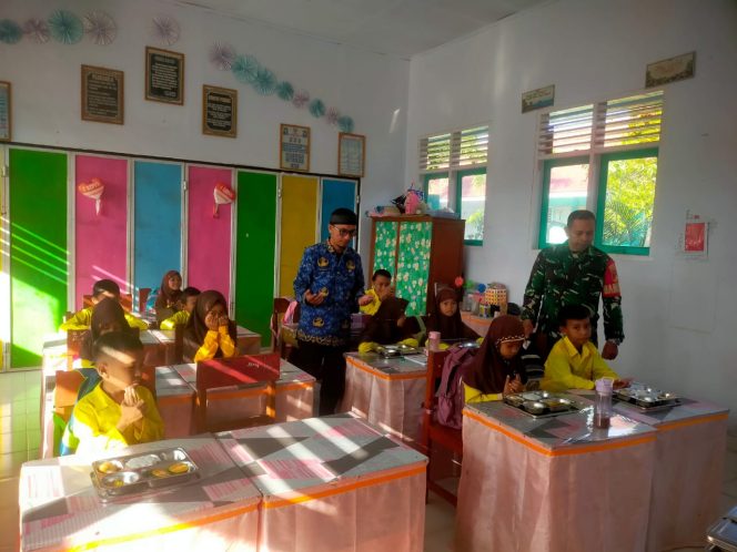 
					Pastikan Gizi Anak Terpenuhi , Babinsa Koramil 02/Kota Selatan Dampingi Distribusi Makanan Bergizi