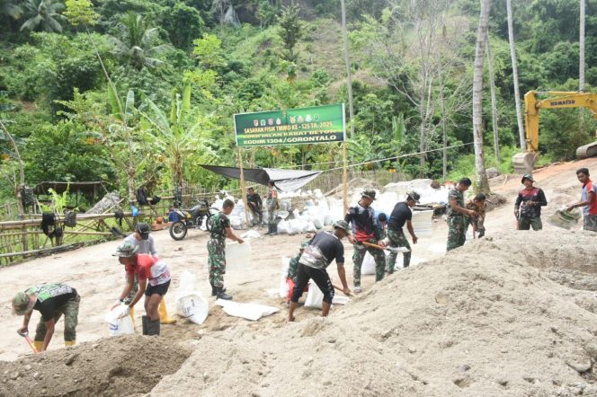
					Hari ke-14 TMMD: Satgas TNI dan Warga Kompak Isi Sirtu Demi Percepatan Pembangunan