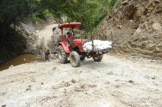 
					Anggota Satgas TMMD ke-125 Kodim 1304/Gorontalo Semangat Operasikan Jonder Angkut Sirtu untuk Rabat Beton   