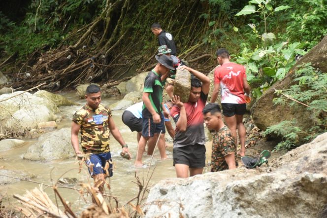 
					Personel Satgas TMMD Ke-125 Kodim 1304/Gorontalo Kumpulkan Batu Sungai Untuk Pembangunan Jalan Rabat Beton   