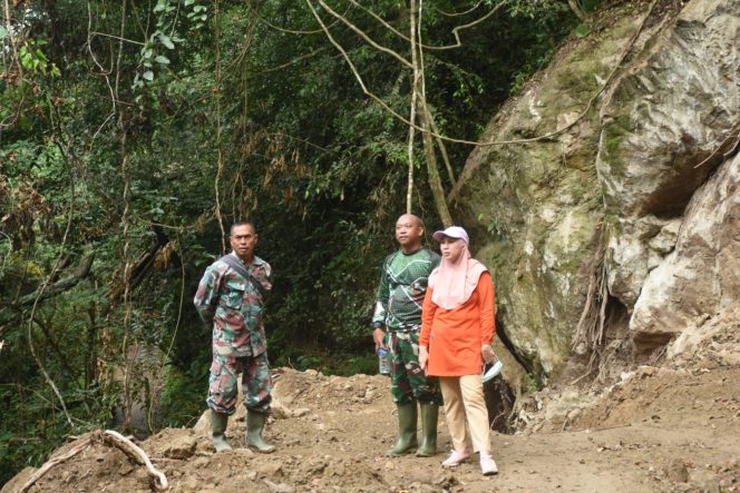 
					Danstagas 1304/Gorontalo Tinjau Progres Pembangunan Jalan Rabat Beton di Lokasi TMMD ke-125   