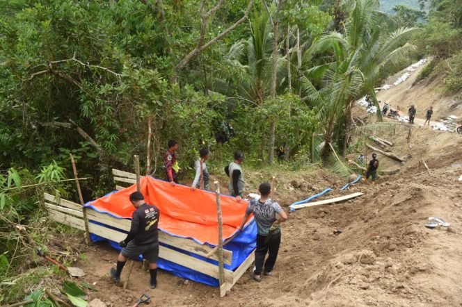 
					Personel Satgas TMMD Inovasi Tempat Penampungan Air dari Terpal dan Mesin Penyedot Air untuk Mendukung Pembangunan Jalan Rabat Beton   