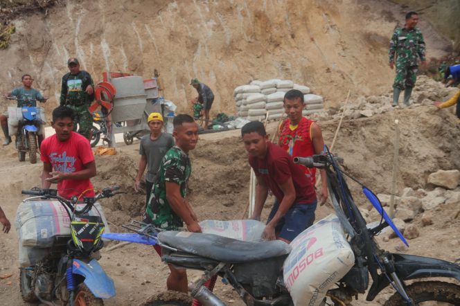 
					Tukang Ojek Lokal Bantu Angkat Semen, Sukseskan TMMD ke-125 Kodim 1304/Gorontalo