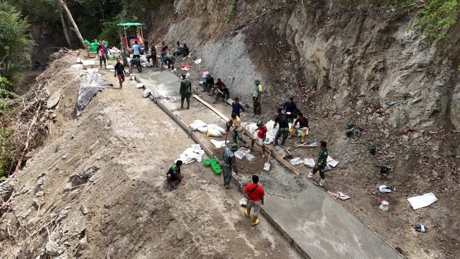 
					Kompak dan Gotong Royong, Satgas TMMD Ke-125 Kodim 1304/Gorontalo dan Warga Kebut Pembangunan Jalan Rabat Beton