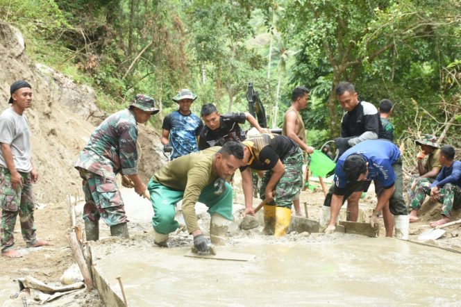 
					Semangat Kemerdekaan RI Pacu Prajurit TMMD 125, Pembangunan Jalan Rabat Beton dan Plut Duiker Terus Digenjot   