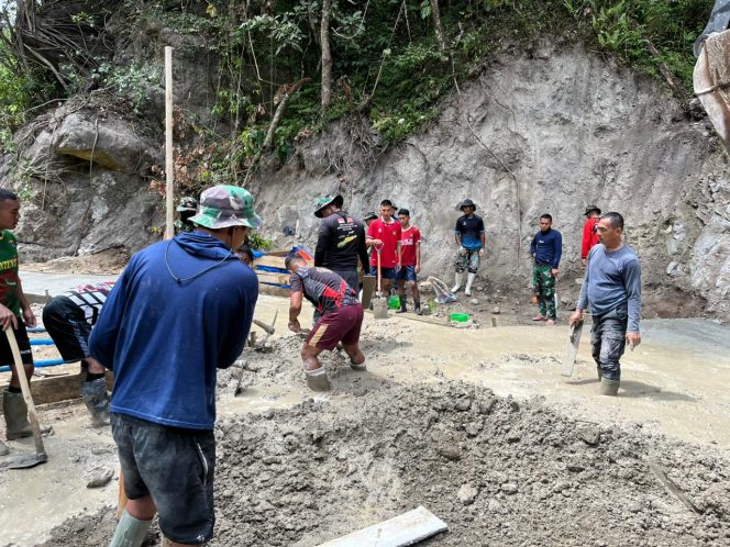 
					Pimpin Pengerjaan Jalan Rabat Beton, Sertu Winaryo Beri Semangat Satgas TMMD Ke-125, Capai 80%
