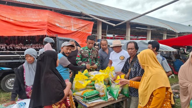 
					TNI Hadir Untuk Rakyat, Kodim 1304/Gorontalo Salurkan Beras Murah dari Bulog untuk Warga Masyarakat   