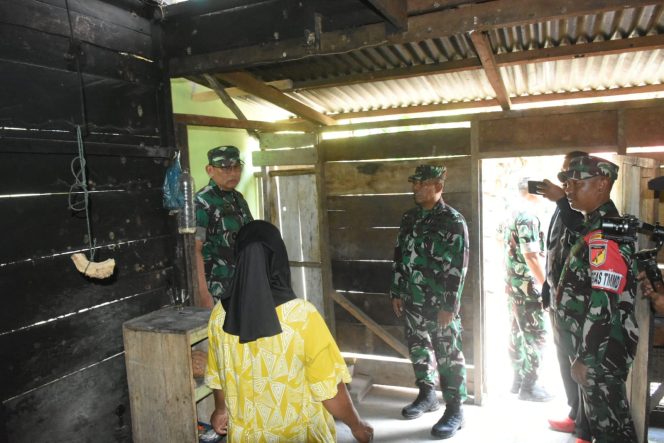 
					Warga Penerima Bantuan RTLH dan MCK Sampaikan Terima Kasih kepada Tim Wasev Saat Peninjauan Lokasi TMMD ke-125 Kodim 1304/Gorontalo 