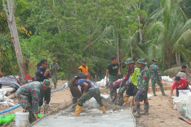 
					Panas Tak Lunturkan Semangat Warga dan Satgas TMMD Kodim 1304/Gorontalo