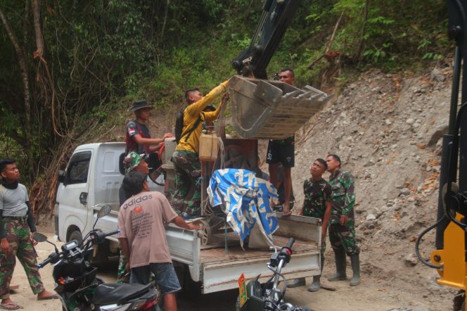 
					 Personel Satgas TMMD ke-125 Kodim 1304/Gorontalo Gotong Royong Angkat Mesin Molen Gunakan Alat Berat ke Lokasi Pembangunan Jalan Rabat Beton 