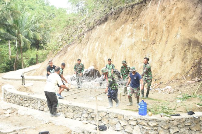 
					Panas Terik Bukan Halangan, Anggota Satgas TMMD Ke – 125 Lanjutkan Pekerjaan