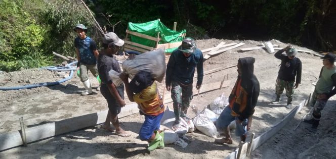 
					Cuaca Bersahabat, Satgas TMMD Ke-125 Bersama Warga Kebut Pengerjaan Rabat Beton