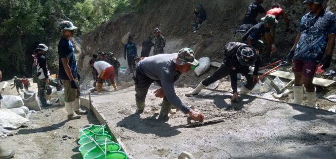 
					Semangat Gotong Royong Warga Molutabu Bangun Jalan Rabat Beton