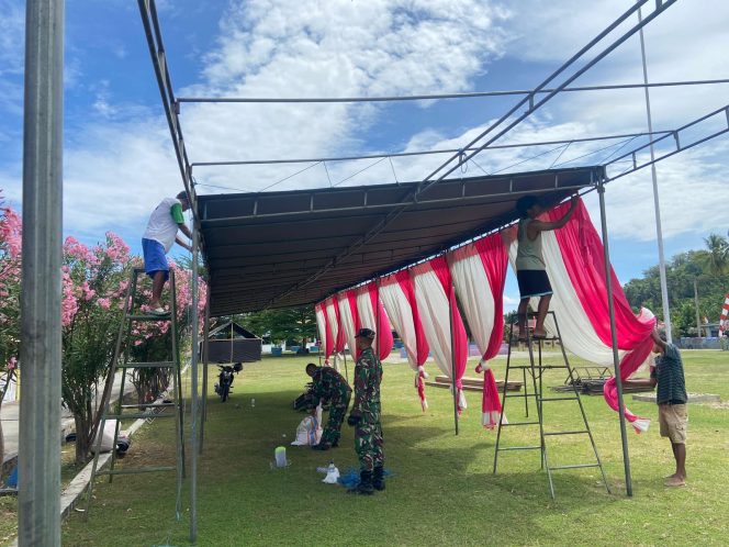 
					Jelang Penutupan TMMD, TNI Bersama Warga Gotong Royong Pasang Tenda