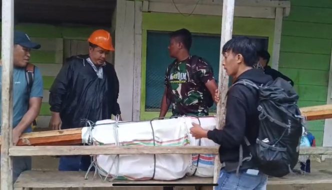 
					Aksi Sigap Babinsa Koramil Suwawa Tengah Bantu Evakuasi Jenazah Penambang di Bone Bolango