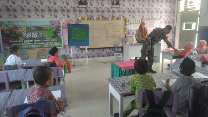 
					Babinsa Masuk Sekolah: Serma Rahman Kenalkan Pancasila pada Murid SD   