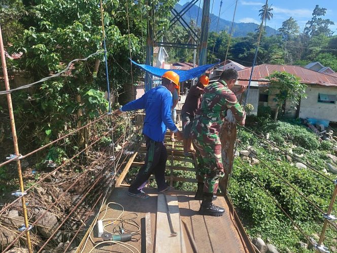 
					Babinsa Gerak Cepat Gotong Royong Bersama Warga Perbaiki Jembatan Penghubung Desa